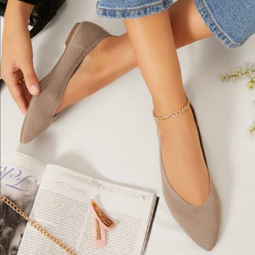 Sleek pointed-toe flat